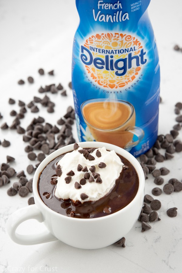 Receta de chocolate fácil de beber - ¡el mejor chocolate caliente! Hecho con la crema de café International Delight.