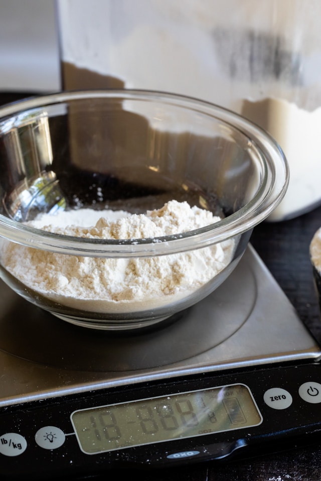 https://www.crazyforcrust.com/wp-content/uploads/2015/11/how-to-measure-flour-4.jpg