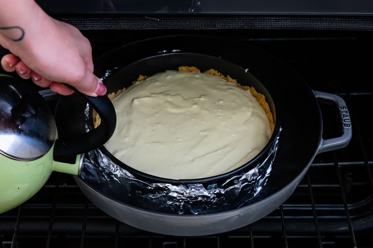 https://www.crazyforcrust.com/wp-content/uploads/2020/10/how-to-make-cheesecake-13.jpg