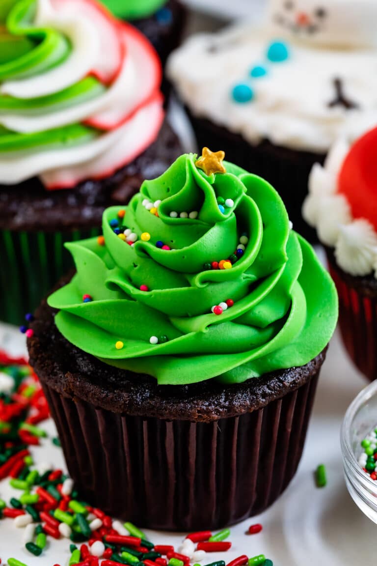 Easy Christmas Cupcakes (4 ways) - Crazy for Crust