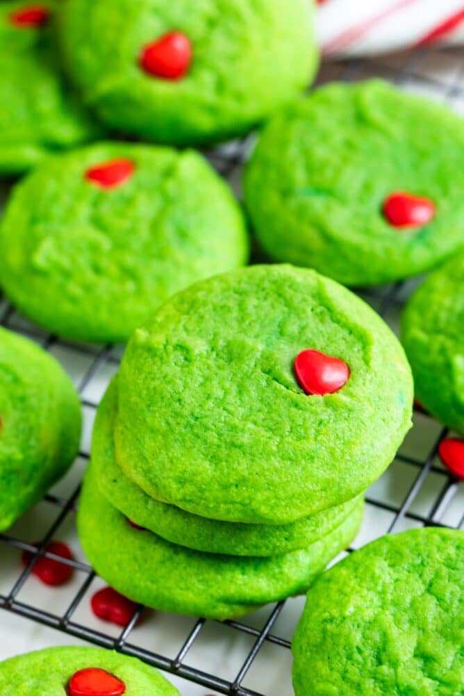 Grinch cookies ułożone na metalowym drucianym stojaku po schłodzeniu