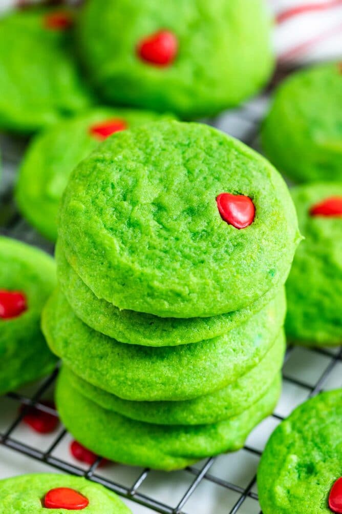 Foto ravvicinata di una grande pila di biscotti del Grinch su una rastrelliera di metallo