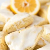 cropped-Mini lemon scones in a group next to lemon slices.