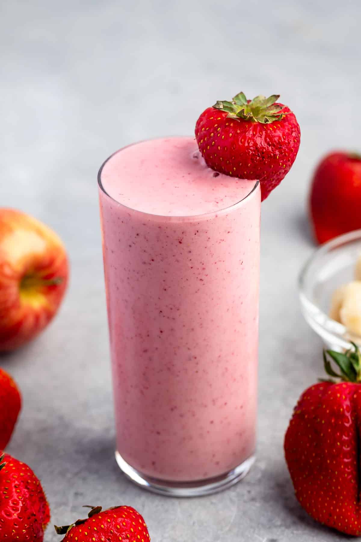 https://www.crazyforcrust.com/wp-content/uploads/2023/08/how-to-make-strawberry-smoothie-1.jpg